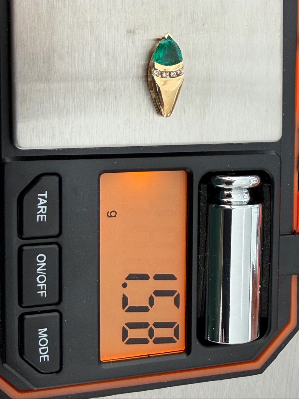 Vintage Trillion-cut, vibrant Emerald set in a V-prong at the tip. - Picture 9 of 9
